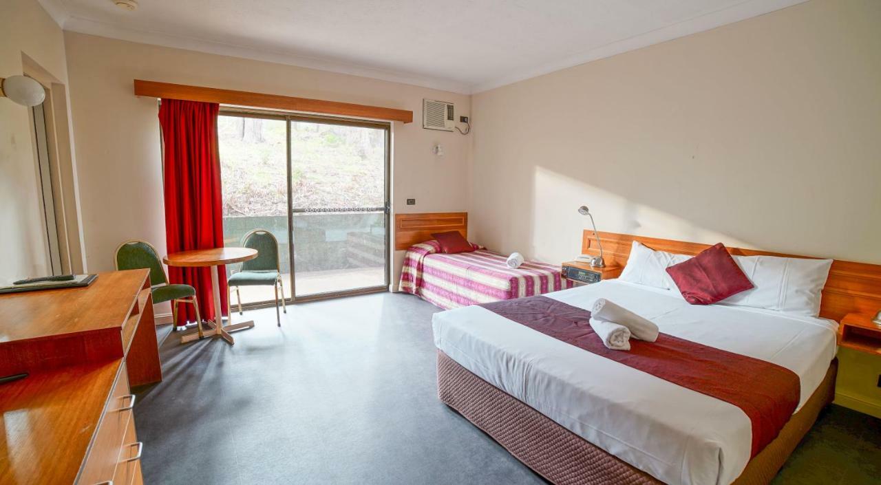 Country 2 Coast Motor Inn Кофс-Харбор Экстерьер фото